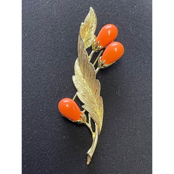 Vintage Signed Sarah Cov Gold-Tone Leaf Brooch Bittersweet Berries Collection - Picture 1 of 12